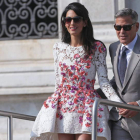 Los recién casados cogen un taxi acuático en Venecia. al día siguiente de la celebración en la ciudad italiana