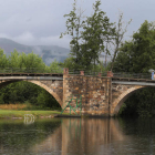 El puente de Cacabelos, en una imagen tomada ayer, contará con un nuevo tablero más ancho para vehículos y peatones.