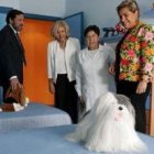 Rosa Valdeón, a la derecha, durante la visita al centro de menores