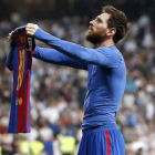 Messi muestra su camiseta al Bernabéu tras marcar el gol de la victoria en el último clásico. HIDALGO