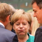 Angela Merkel conversa con Donald Tusk y Pedro Sánchez, hoy en Bruselas.