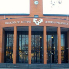 Fachada de la Facultad de Letras de la Universidad del País Vasco en Vitoria.