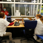 Dos trabajadoras del servicio de Admisión de Urgencias en el Hospital de León. RAMIRO