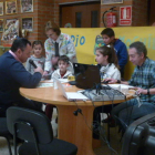 Los alumnos de San Ildefonso entrevistando al alcalde.