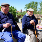 Julián Ruano y Pedro Pérez, vecinos de Valderas, no pierden el humor pese a la situación.