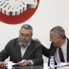 El secretario general de UGT, Cándido Méndez, con el ministro de Trabajo, Jesús Caldera