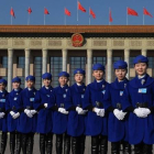 Un grupo de azafatas chinas posan durante la inauguración de la Asamblea Nacional Popular, este miércoles en Pekín.