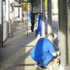 Usuarios de Proyecto Hombre trabajan sobre los grafitis del puente de los Faraones.