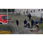 Labores de rescate del cadáver efectuadas por los bomberos y la policía. RAMIRO/FERNANDO OTERO