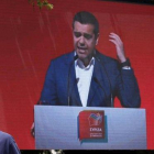 Un hombre pasa frente a una pantalla en la que se proyecta un mitin de Tsipras en Atenas, el pasado 18 de mayo.