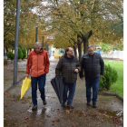 El alcalde, en el centro, visitó el entorno del barrio. DL