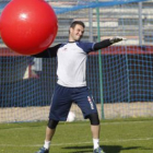 El portero y capitán Diego Calzado realiza la sesión de entrenamiento con un balón aeróbico.