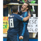 Bale celebra con Lucas Vázquez el tercer gol del Madrid ante el Getafe. LUCA PIERGIOVANNI