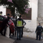 La policía, en la vivienda donde han sido hallados los cadáveres.