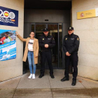 Compañeros de Ismael López, a las puertas de la Comisaría de Ponferrada. CÉSAR SÁNCHEZ / ICAL