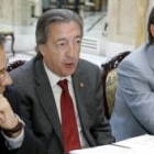 El doctor Manuel Camba (izquierda) y el profesor Clemente Muriel (centro)