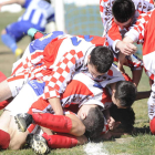 Los jugadores arlequinados celebran uno de los goles.