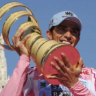 Contador con su trofeo de ganador del Giro de Italia.