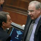 Zapatero conversa con Alfonso Guerra en un receso del Pleno del Congreso.