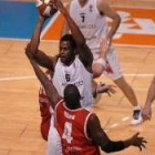 Barnes -en la foto con Reynolds- y Higgins se adueñaron de las zonas en el arranque del partido