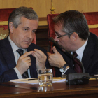 Emilio Gutiérrez y el portavoz del PP, José María López Benito, durante el Pleno de ayer.