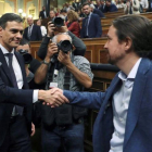 Pedro Sánchez y Pablo Iglesias se saludan en el Congreso, en junio del 2018.