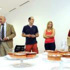 Soraya Mayo y el presidente de la Diputación de Valladolid, ayer, con algunos promotores.