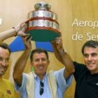 Los componentes del G-3, Arrese, Avendaño y Perlas, levantando la Copa Davis ganada el año pasado