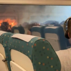 Un momento del tren parado entre las llamas del incendio. DL