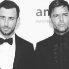 Ricky Martin posa junto a su prometido, el artista Jwan Yosef.