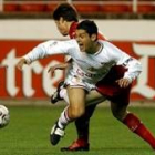 El ex culturalista Casquero pugna por el balón con el jugador de la Real Sociedad, Xavi Alonso