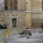 El Ayuntamiento adecenta el entorno monumental para Semana Santa