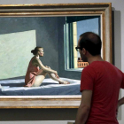 Un visitante contempla en el Thyssen una obra de Hopper.