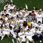 Los jugadores del Real Madrid muestran su euforia tras recibir el trofeo como campeones.