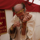 Un hombre durante una recración en Astorga. JESÚS F. SALVADORES