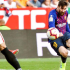 Messi dispara a la portería del Sevilla.