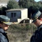 Una pareja de la Guardia Civil vigila el lugar en el que apareció el cadáver
