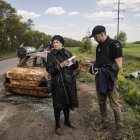 Olga Kotenko, de 67 años, acompaña a la policía e investigadores de crímenes de guerra mientras visitan el área por un posible crimen contra Volodymyr Kotenko, de 38 años, a manos del ejército ruso en el área de Járkov.  ESTEBAN BIBA