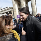 Pablo Iglesias charla con una seguidora en Berlín. FELIPE TRUEBA