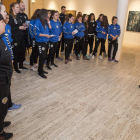 Las jugadoras del Olímpico de León durante su visita a la exposición de Abanca. FERNANDO OTERO