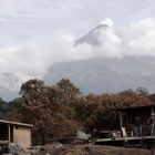 Trabajadores y residentes inspeccionan cómo ha quedado la zona de San Miguel en Guatemala tras la erupción del volcán de Fuego.