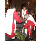 Los cofrades de Carracedo recogieron ayer de la cuba el primer mosto del año, en el monasterio.