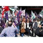 Candidatos de IU al Ayuntamiento de León se hacen una foto en medio de la protesta. ICAL