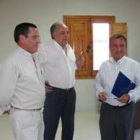 Peique, Ferrero y Fernández charlan tras la posesión del cargo como alcalde de este último