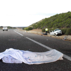 El fallecido quedó sobre el asfalto, a unos cuantos metros del vehículo siniestrado.