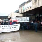 Cientos de personas se concentran en el exterior de centro de salud de Cistierna.