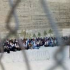 Un soldado israelí vigila a un grupo de presos palestinos