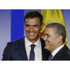 Pedro Sánchez abraza al presidente de Colombia, Iván Duque. /