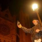 Imagen de la procesión de Genarín a su paso por la Catedral de León