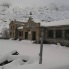 Maraña, en la montaña oriental leonesa, amanecía ayer con una importante nevada. CAMPOS